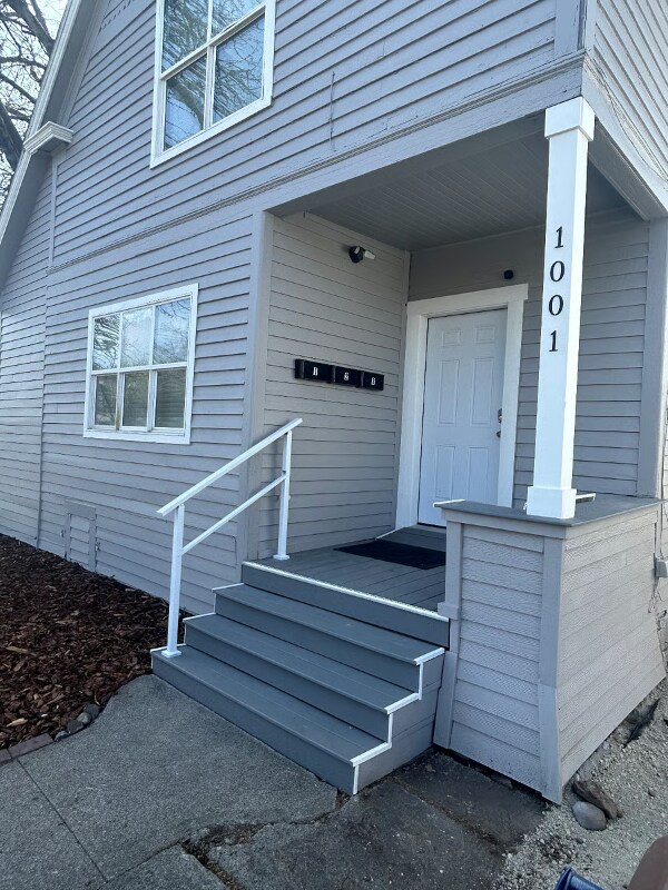 Building Photo - 1001 N Elm St