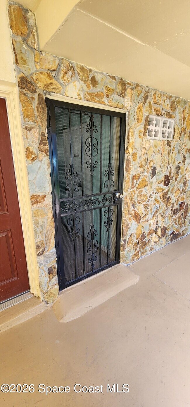 Building Photo - 310 Taylor Ave