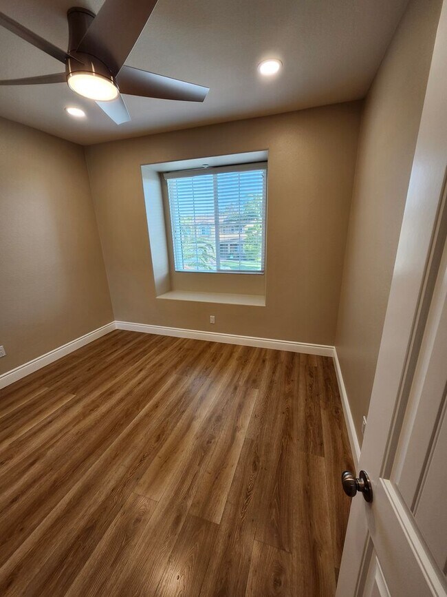Building Photo - Luxurious 4-Bedroom View Home in Desirable...