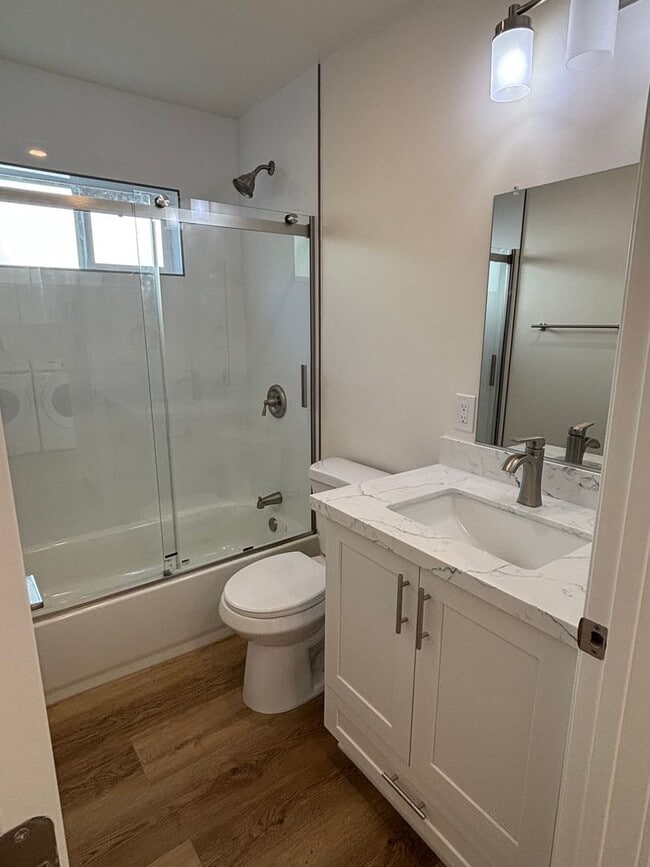 Building Photo - Contemporary 3 Bedroom Duplex with Washer Dryer and Mini Split AC