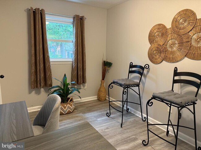 Building Photo - 2208 Vermont Ave