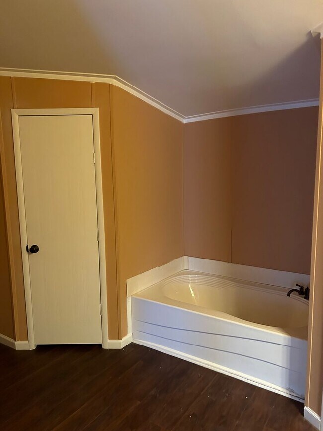 Building Photo - Spacious 4-Bedroom/2-Bath Mobile Home-Great Location!  Minutes to Eglin Air Force Base