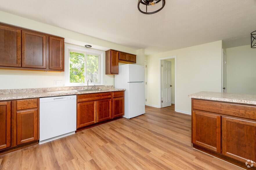 3BR, 1.5BA – 1,300SF - Kitchen/Dining Room - Mertensia Gardens - Fully Renovated!