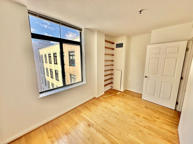 Building Photo - Fantastic 1 Bedroom with Den/Office/Additi...