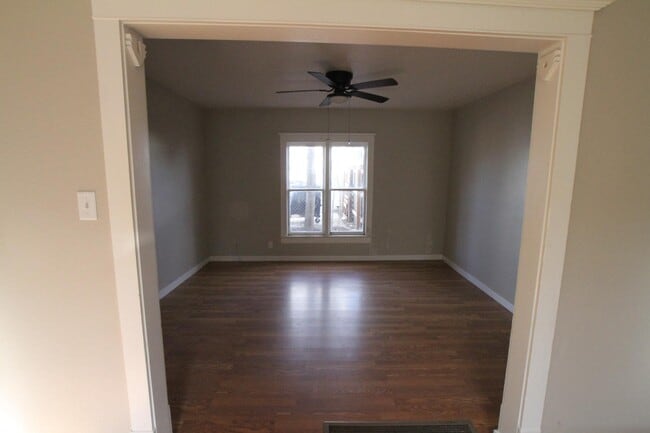 Building Photo - 1324 1/2 Main St - Apartment