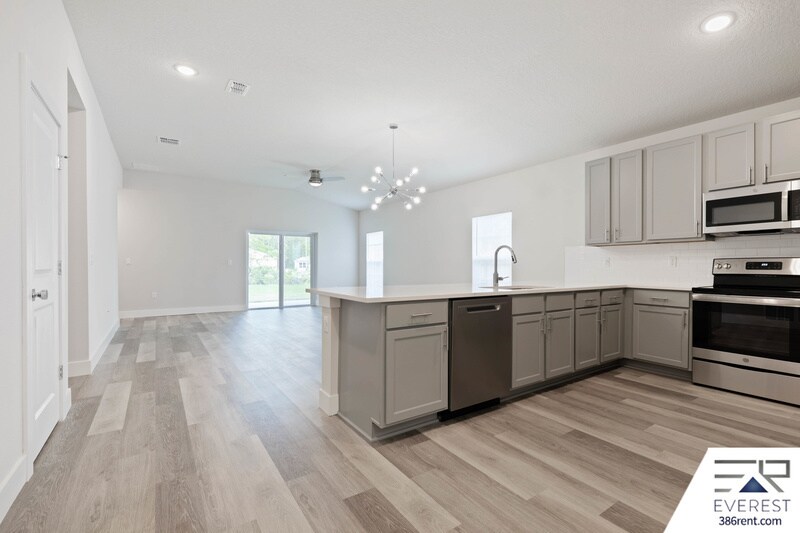 Building Photo - 8 Red Oak Pl
