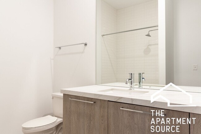 Building Photo - South Loop 3 bed 2 bath -- Updated Kitchen, HUGE Floorplan