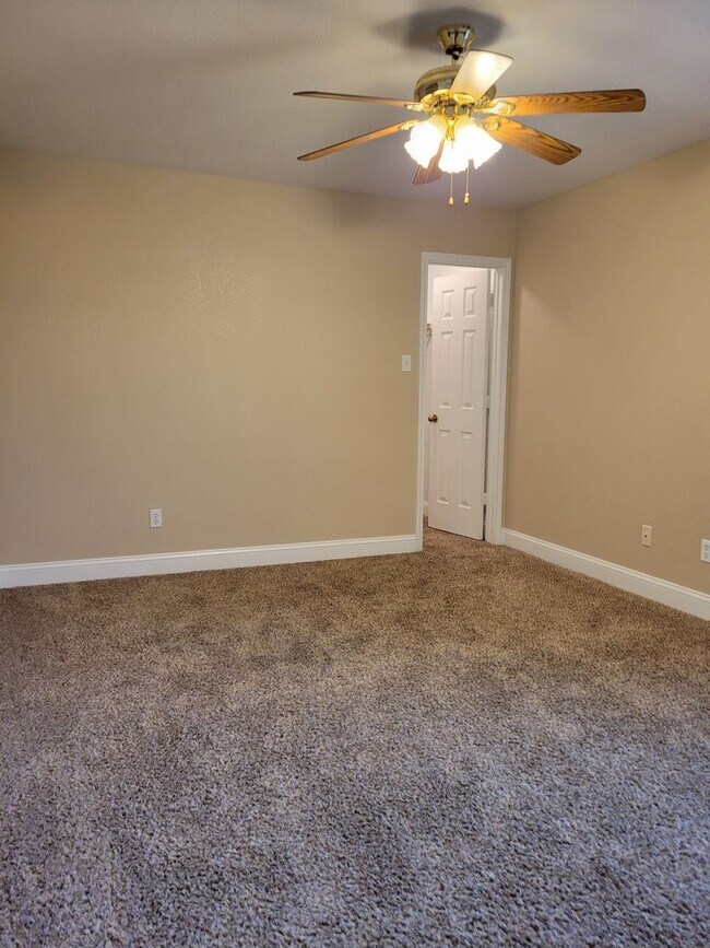 Building Photo - HUGE 4-5 BEDROOM IN HARKER HEIGHTS - OVER 2700 SQ FT