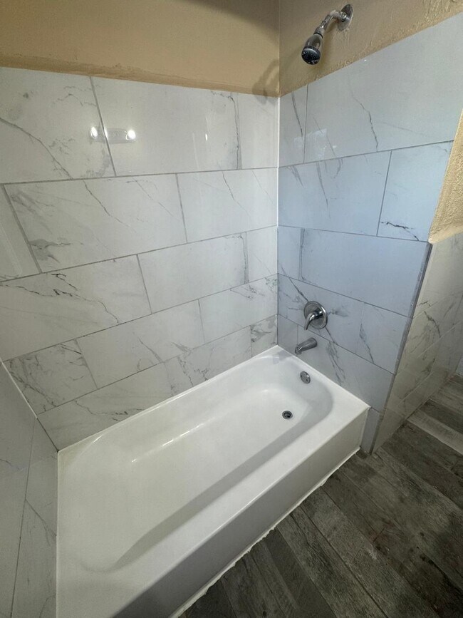 Building Photo - 9400 Lakepointe St