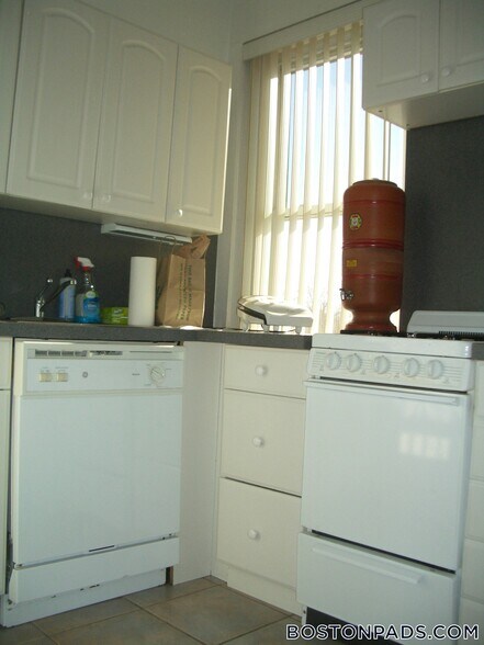 Building Photo - 89 Park Dr