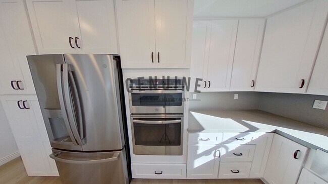 Building Photo - Beautiful 3BD 3.5BA Townhome in Newport Heights