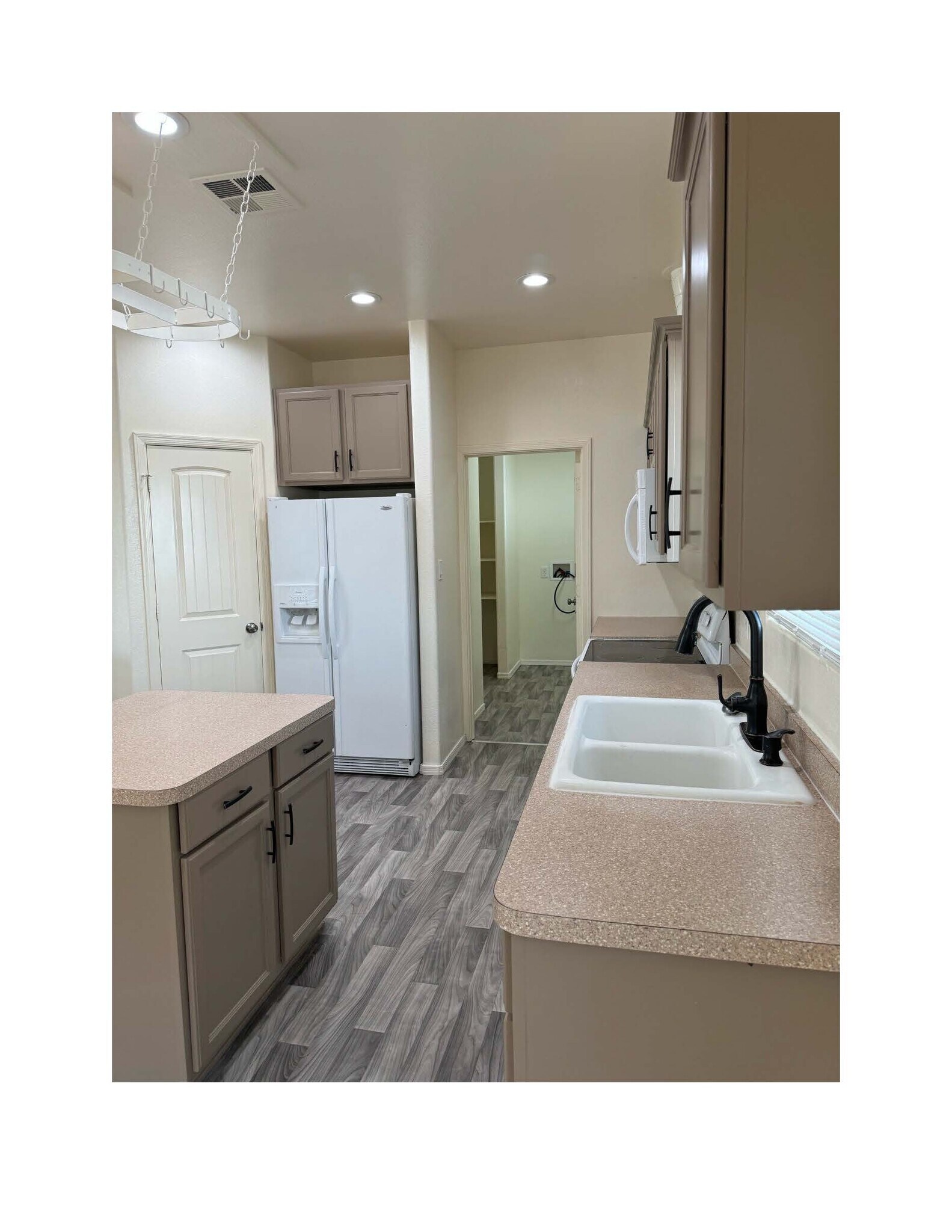 Kitchen - 2640 W 5th St
