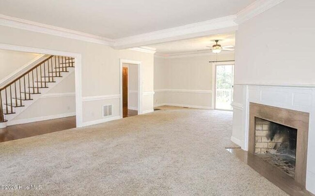 Building Photo - 809 Houndslake Dr