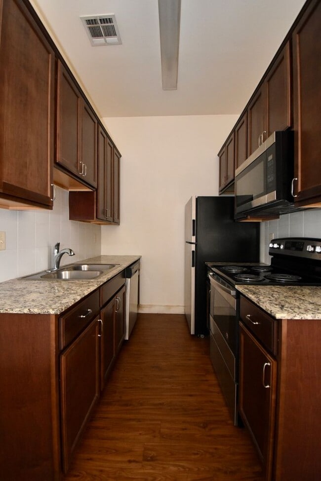 Building Photo - Hidden Oaks Apartments