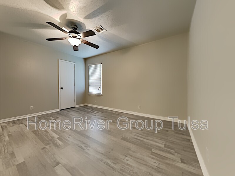 Building Photo - 7505 S Maple Ave