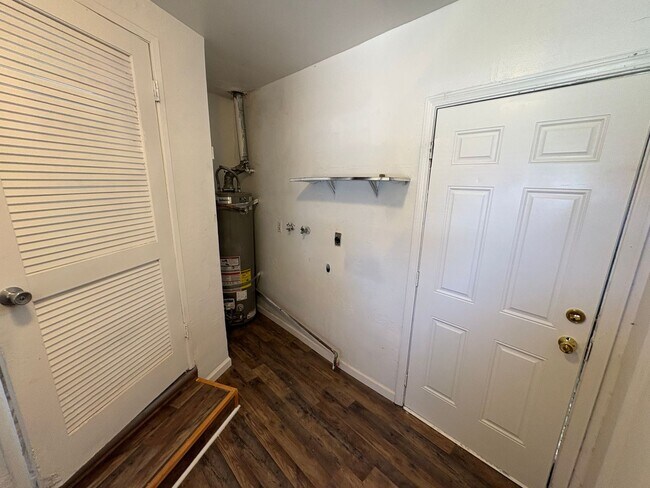 Building Photo - Cozy Home On Spacious Corner Lot Available Now in Dinuba CA!