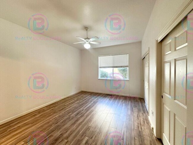 Building Photo - 3 Bedroom 2.5 Bathroom + Loft & 2 Car gara...
