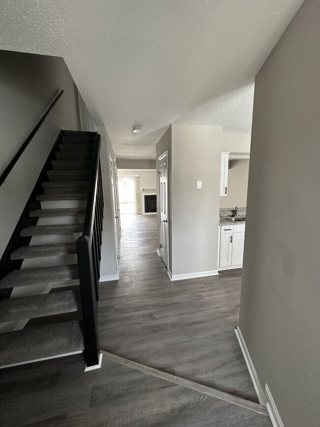 Building Photo - 2 Bedroom Town home in the heart of Virginia Beach