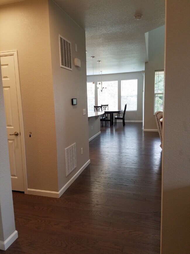 Building Photo - Gorgeous 4-Bed 3.5-Bath Home in Dayton Triangle!