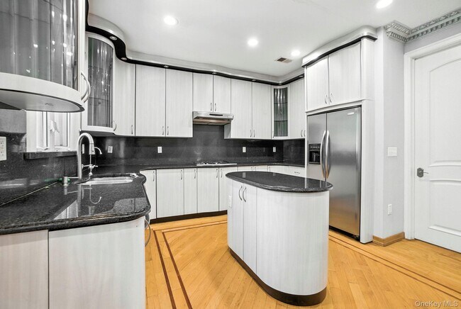 Building Photo - 77-16 Kew Forest Ln