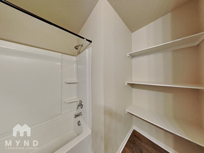 Building Photo - 7017 Pearl Vly Cv