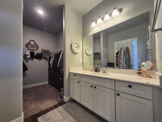 Building Photo - Charming 3 Bed Riverton Condo Minutes from Mountain View Village!!!