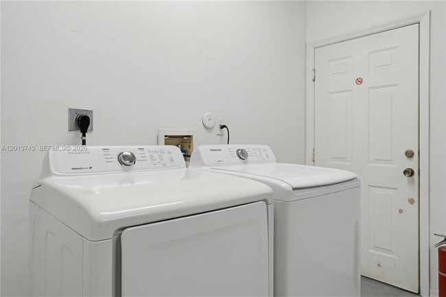 Building Photo - 3393 NE 11th Dr