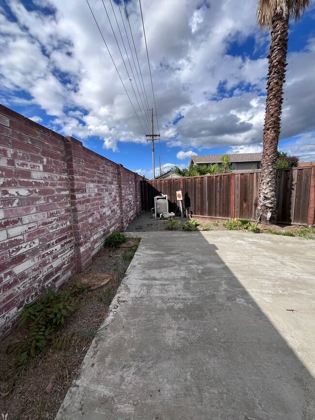 Building Photo - No Deposit