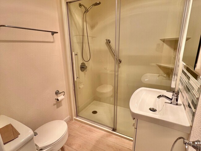 Building Photo - 77 Glenbrook Rd