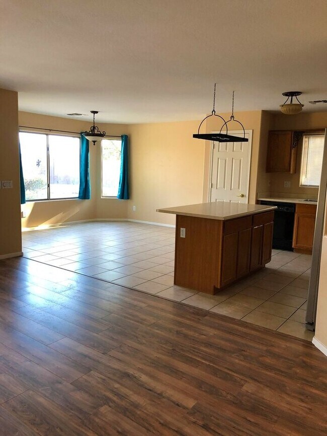 Building Photo - 2Bedroom plus Den-Mountain View & Sparklin...