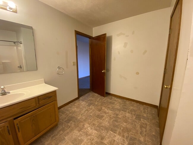 Building Photo - Large 4 Bed /  2 Bath Home