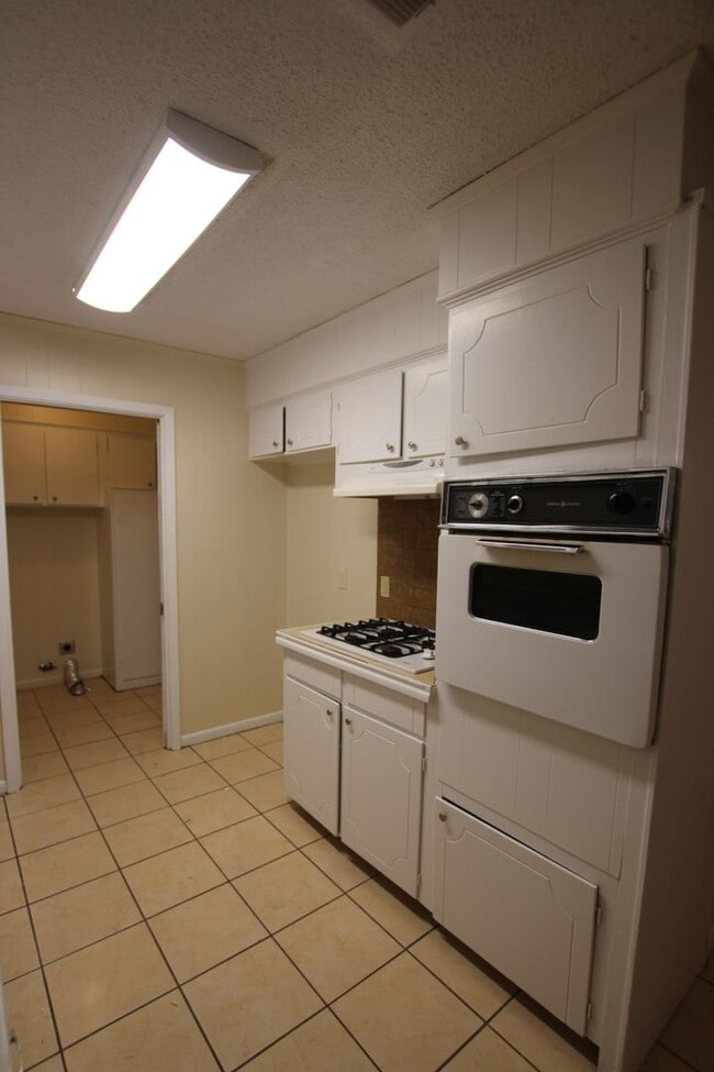 Building Photo - Spacious 3-Bedroom Home in South Tyler – A...