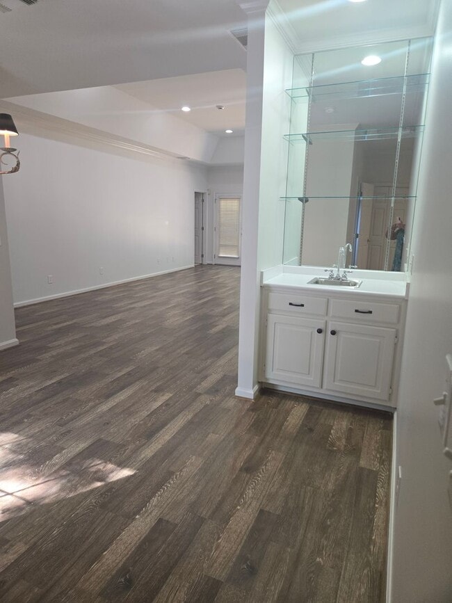 Building Photo - Charming Home in Fox Ridge Subdivision – V...