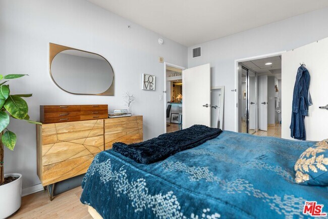 Building Photo - 13700 Marina Pointe Dr