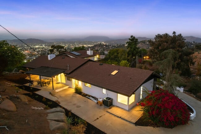 Building Photo - 5048 Bluff Pl