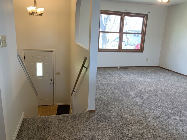 Building Photo - 800 Vassar Cir