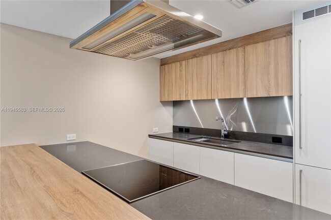 Building Photo - 1000 Brickell Plaza