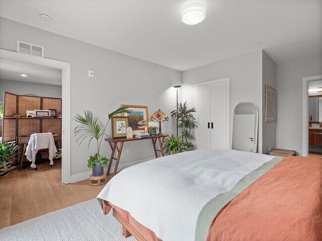 Building Photo - 9 Central St