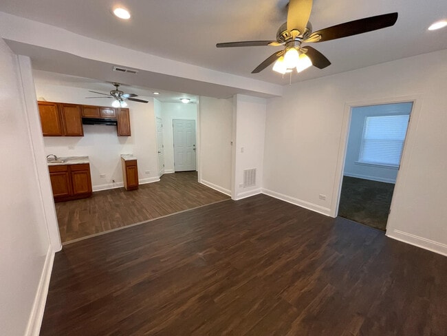 Building Photo - 1635 W 57th St