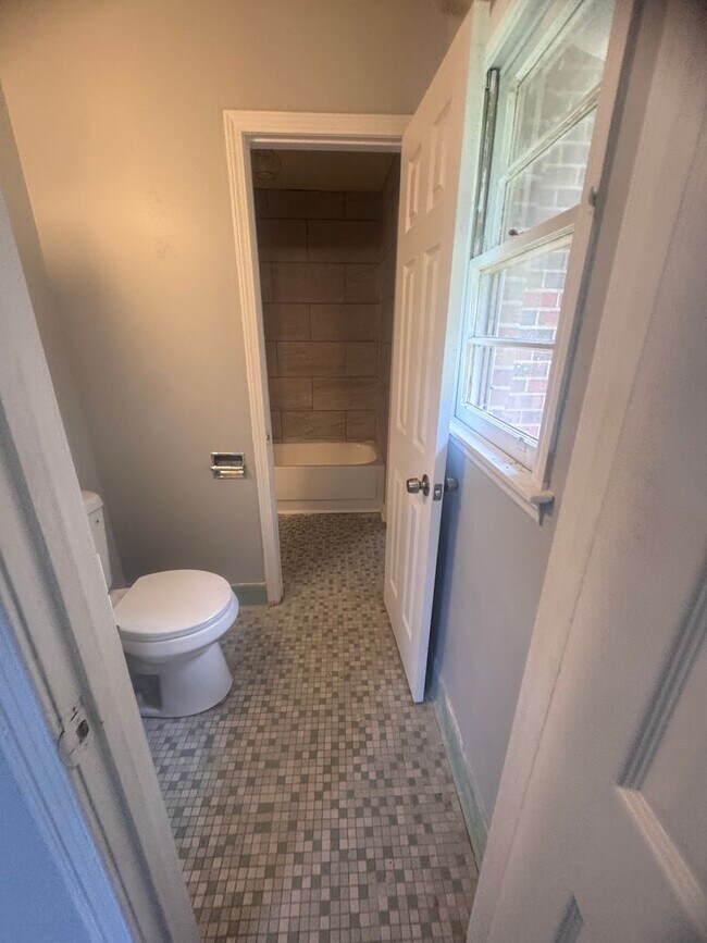 Building Photo - Newly Renovated Southlawn Home