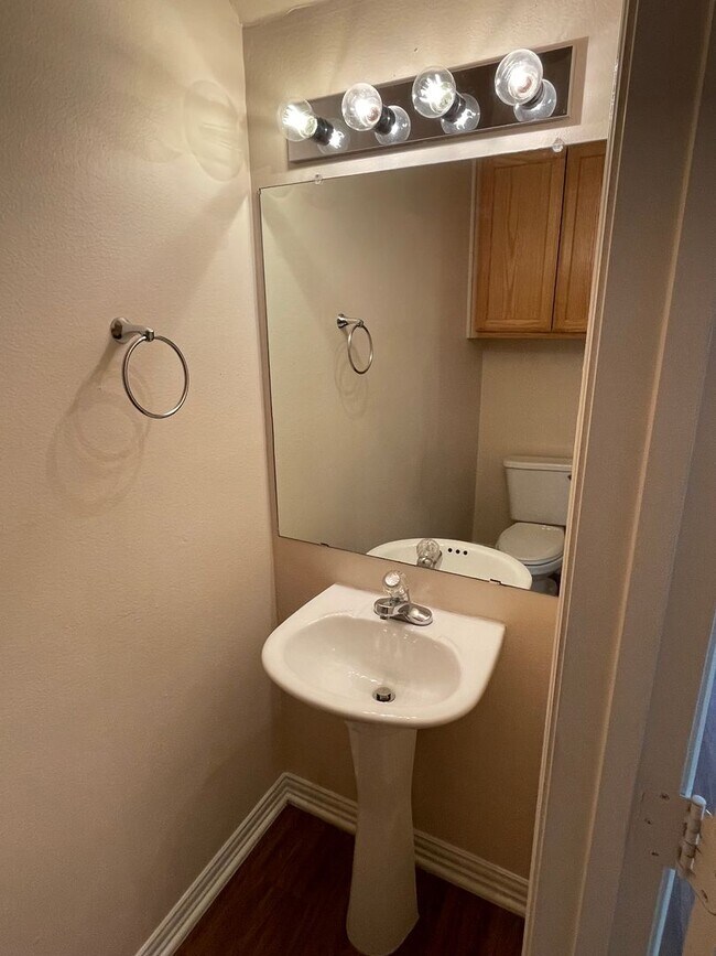 Building Photo - 2 BEDROOM TOWNHOME