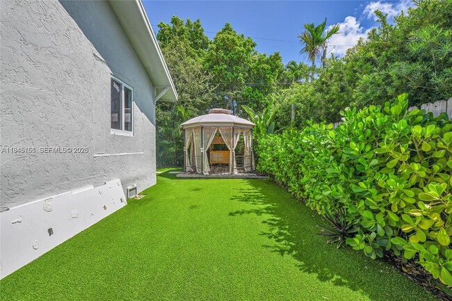 Building Photo - 21 NE 48th St