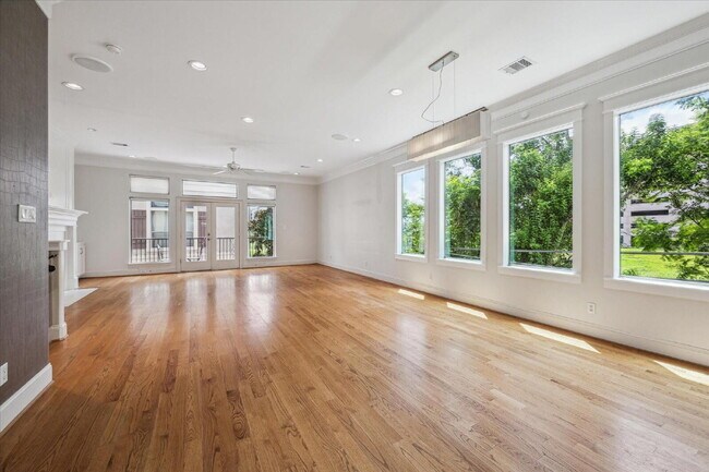 Building Photo - 3 Bed Townhome for Rent in 77030 Near Texas Medical Center