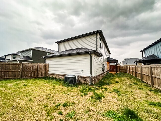 Building Photo - 1733 W Whitney Ln