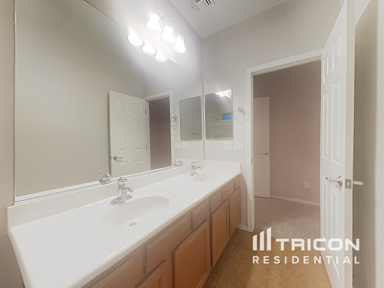 Building Photo - 42 N 193rd Ave