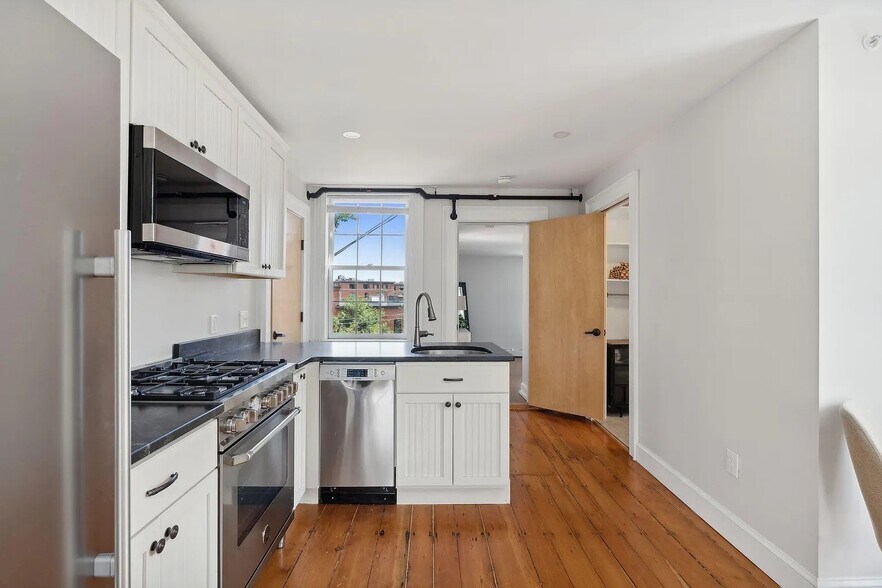 Building Photo - 32 Pleasant St