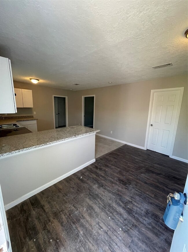 Building Photo - 5006 Ridgeway Dr