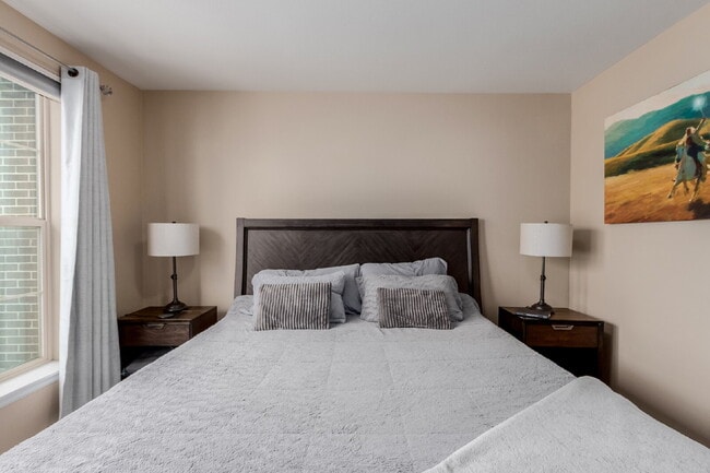 Building Photo - A contemporary 1826 sq ft. 3 Bedroom / 3 B...