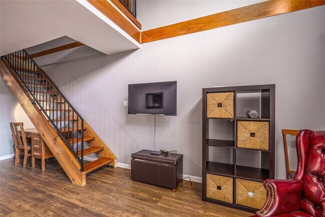 Building Photo - 2215 Post Rd