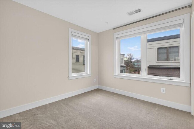 Building Photo - 10425 Fernwood Rd